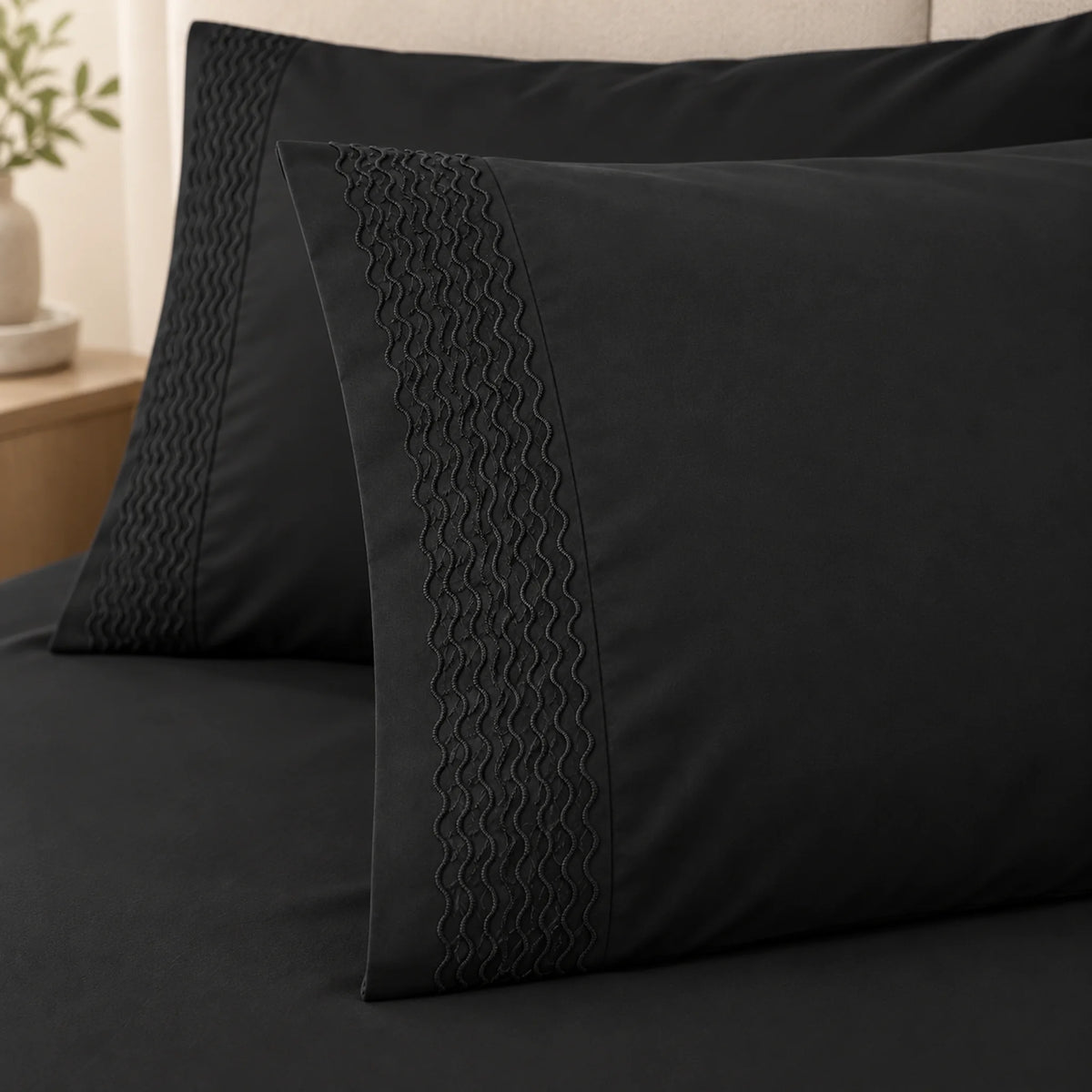 Forro ajustable liso con 2 sobrefundas bordadas, color Negro – detalle del bordado de las sobrefundas