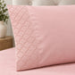 Forro ajustable liso con 2 sobrefundas bordadas, color Rosa Claro – detalle del bordado de las sobrefundas