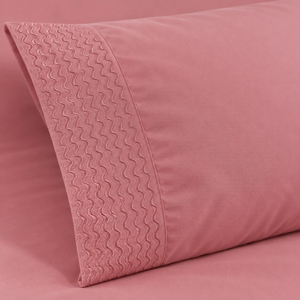 Forro ajustable liso con 2 sobrefundas bordadas, color Rosa Viejo – detalle del bordado de las sobrefundas
