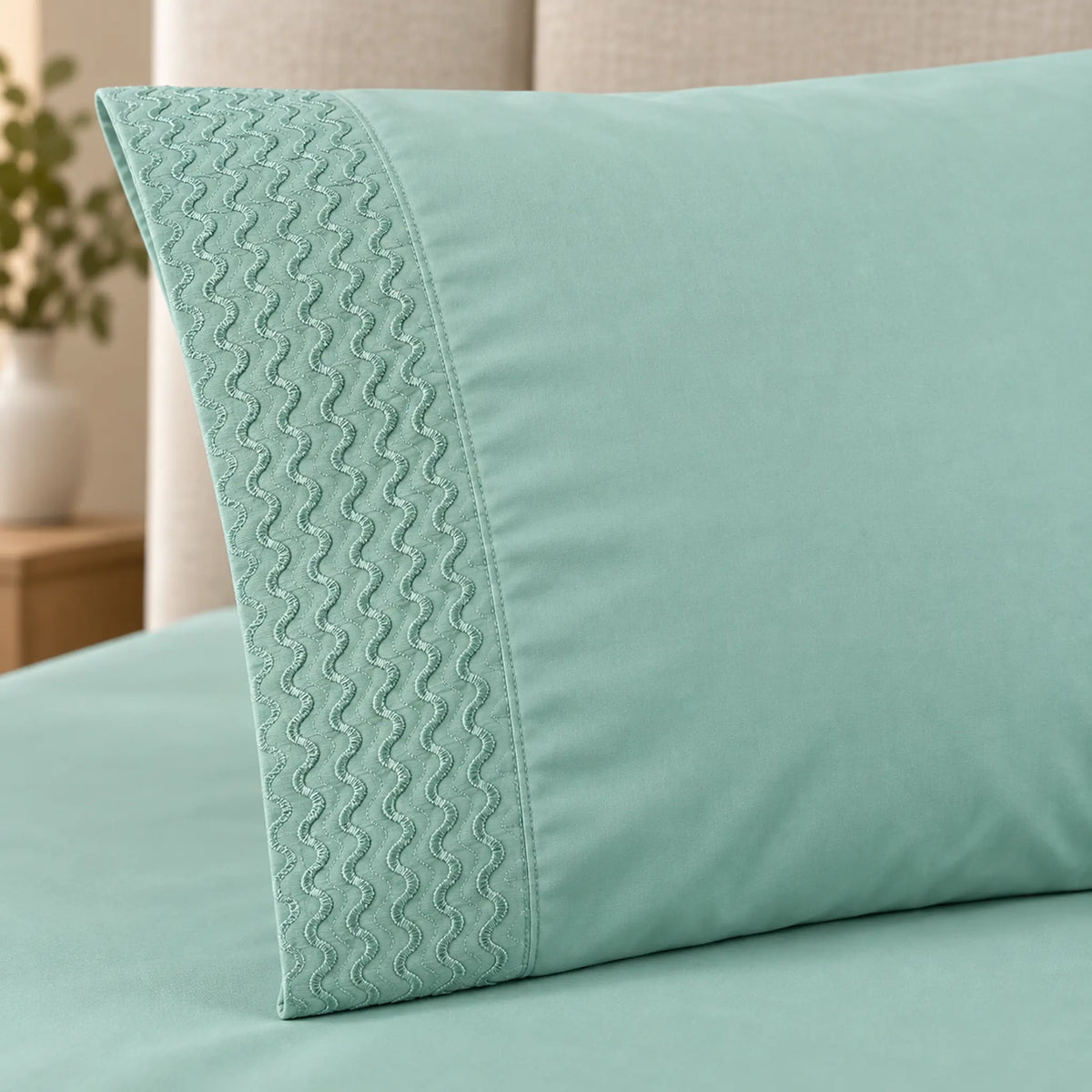 Forro ajustable liso con 2 sobrefundas bordadas, color Verde Menta – detalle del bordado de las sobrefundas