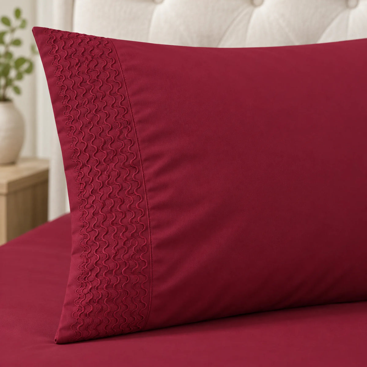 Forro ajustable liso con 2 sobrefundas bordadas, color Vino – detalle del bordado de las sobrefundas