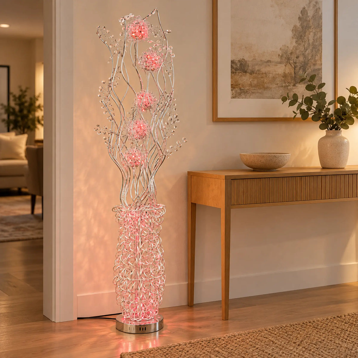 Lámpara de piso LED floral, diseño Espiral Floral Plateada – en un recibidor