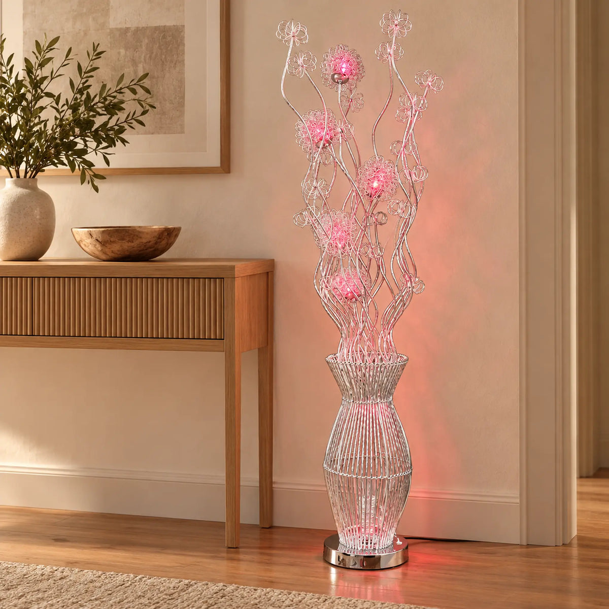 Lámpara de piso LED floral, diseño Floral Rizada Plateada – en un recibidor