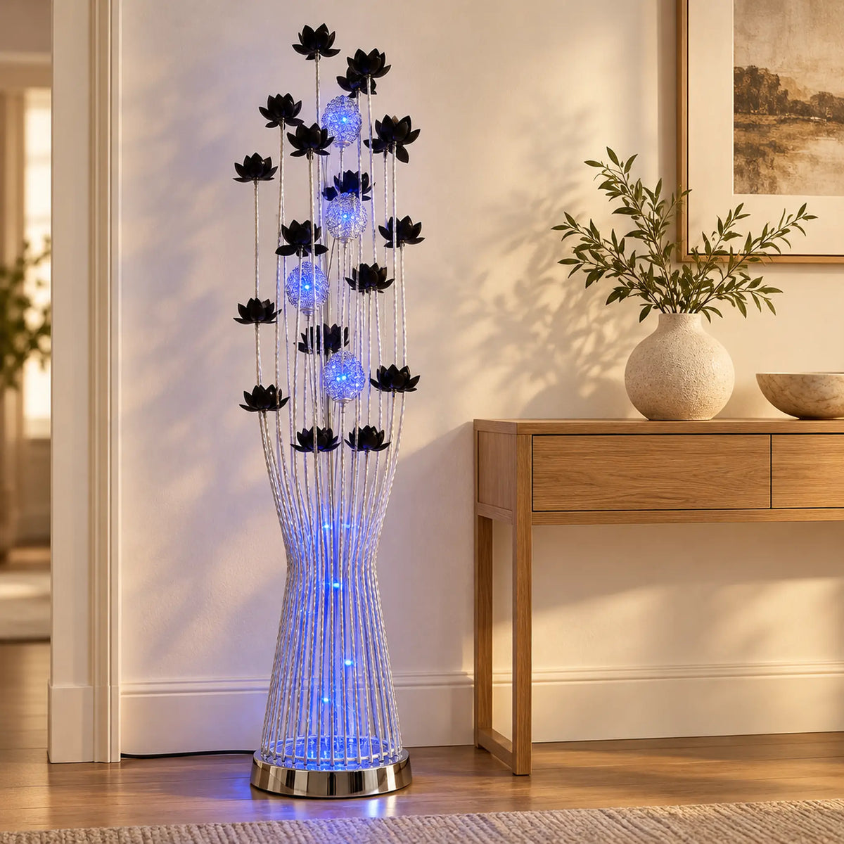 Lámpara de piso LED floral, diseño Lotos Negros Plateada – en un recibidor
