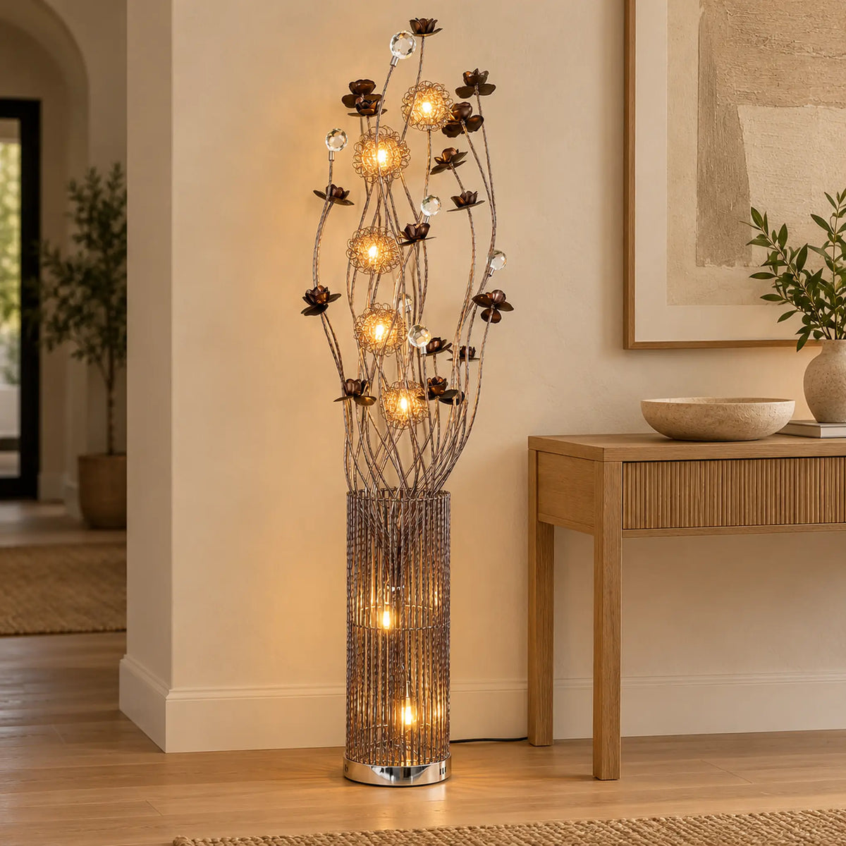 Lámpara de piso LED floral, diseño Rosas Bronce Cilíndrica – en un recibidor