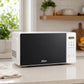 Microondas Oster OGGE3701 ambientado en una cocina