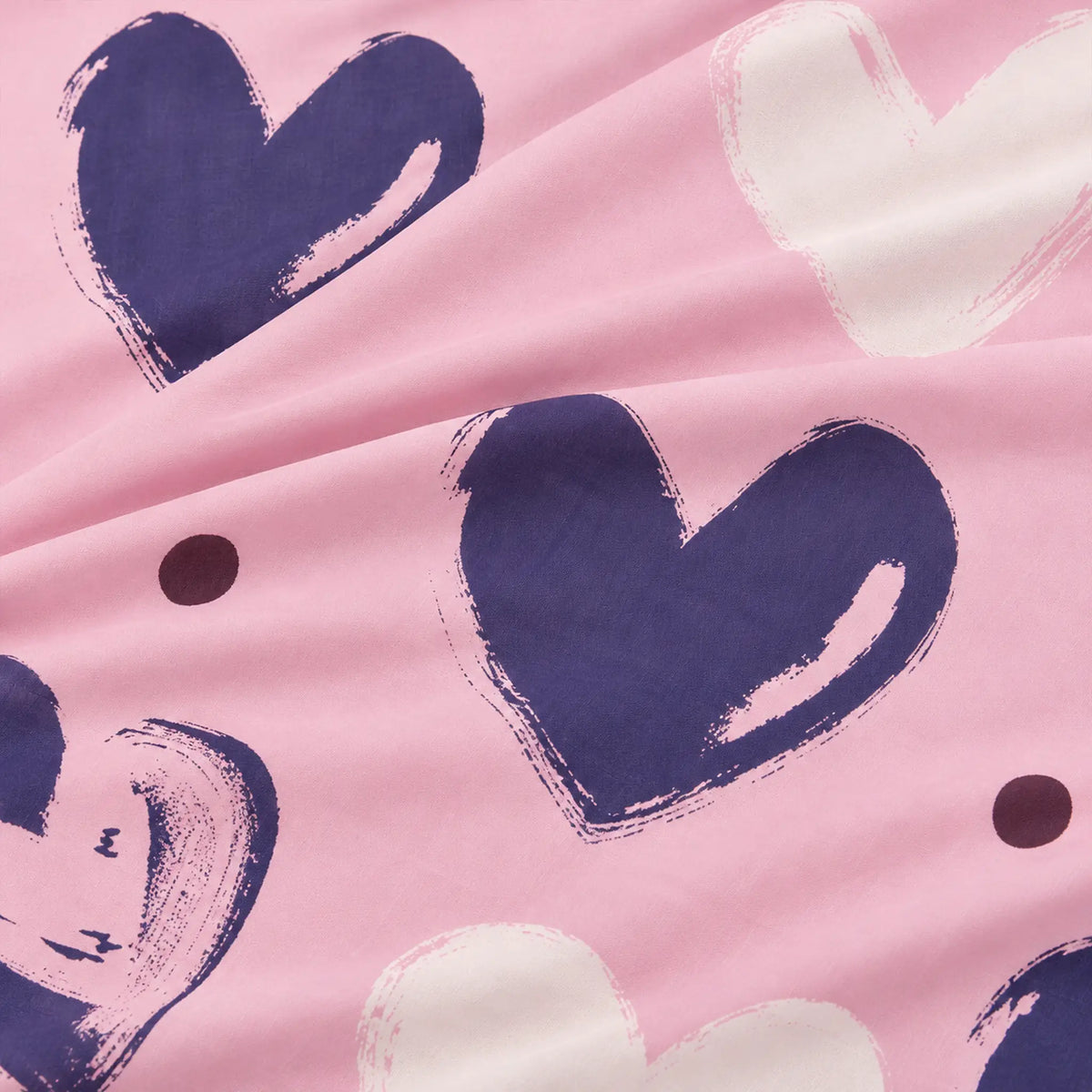 Juego de sábanas con vuelo 4 piezas, diseño Corazones Rosa y Morado – detalle del estampado