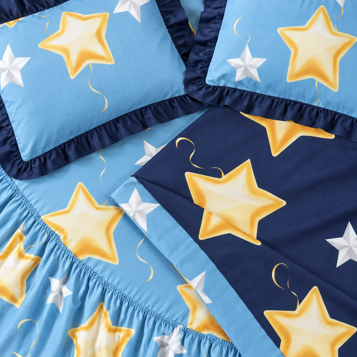 Juego de sábanas con vuelo 4 piezas, diseño Estrellas Doradas Azul – detalle del estampado
