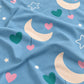 Juego de sábanas con vuelo 4 piezas, diseño Lunas y Corazones Azul – detalle del estampado