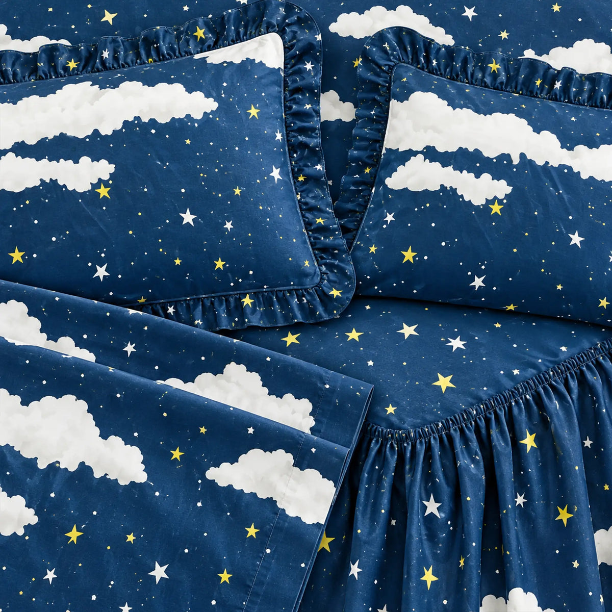 Juego de sábanas con vuelo 4 piezas, diseño Nubes y Estrellas Azul Marino – detalle del estampado