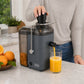 Extractor de jugos Black + Decker en uso, preparando jugo fresco