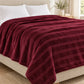 Frazada full color vino de 180 x 220 cm con rayas en relieve – brillo tornasol sutil