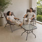 Juego de terraza reclinable Taupe en uso real, mostrando su escala