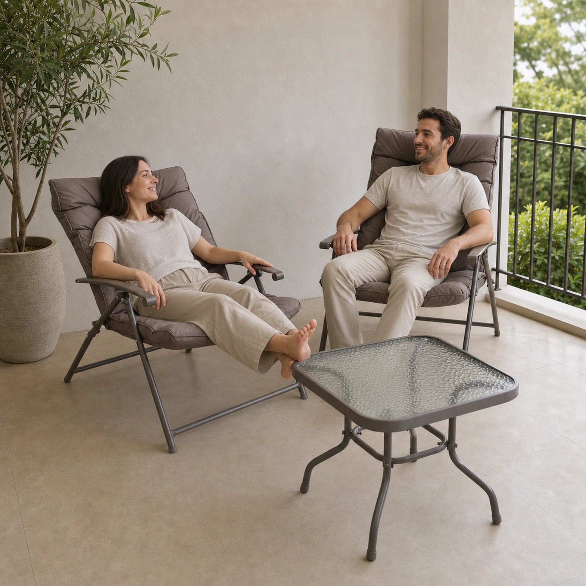 Juego de terraza reclinable Taupe en uso real, mostrando su escala