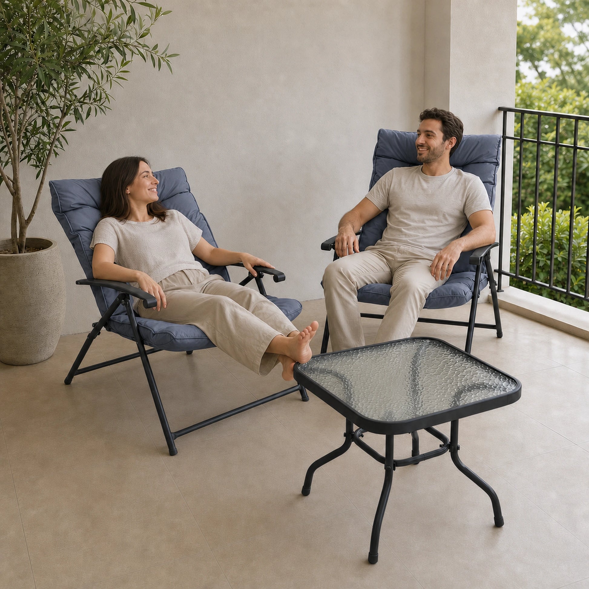 Juego de terraza reclinable Gris en uso real, mostrando su escala