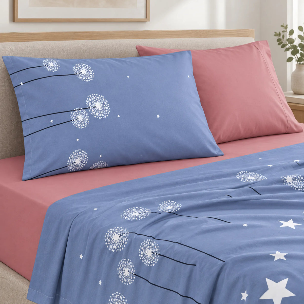 Juego de sábanas 4 piezas estampado azul con estrellas y dientes de león – detalle de las fundas