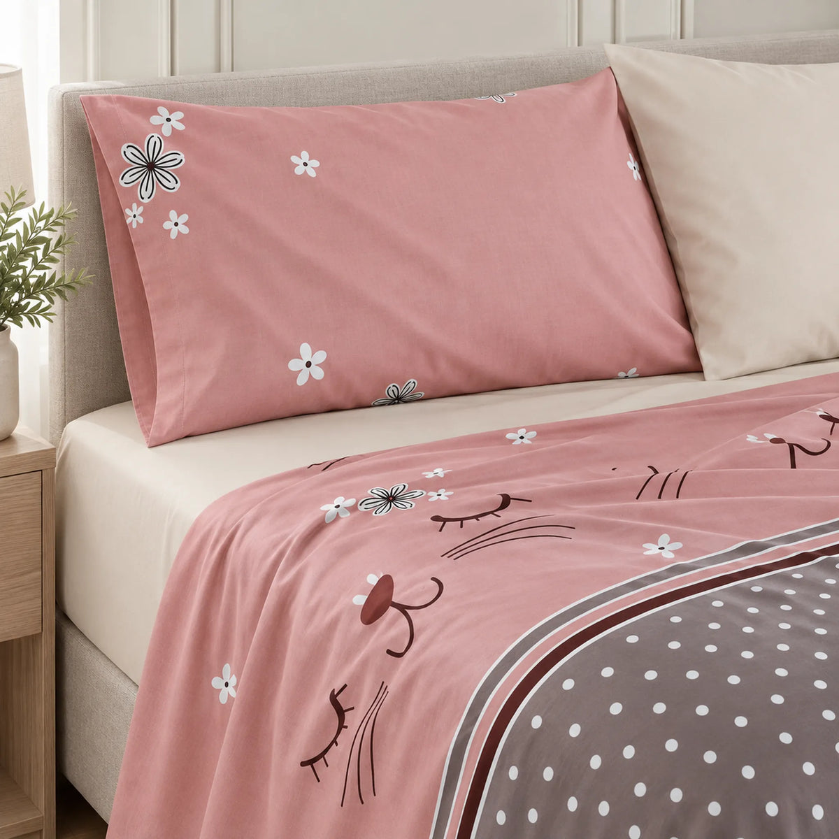 Juego de sábanas 4 piezas estampado rosa con gatito – detalle de las fundas