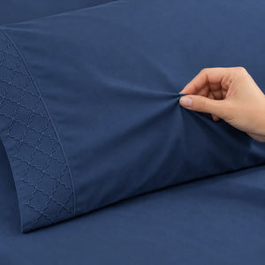 Forro ajustable liso con 2 sobrefundas bordadas, color Azul Navy – textura de la tela