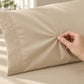 Forro ajustable liso con 2 sobrefundas bordadas, color Beige – textura de la tela