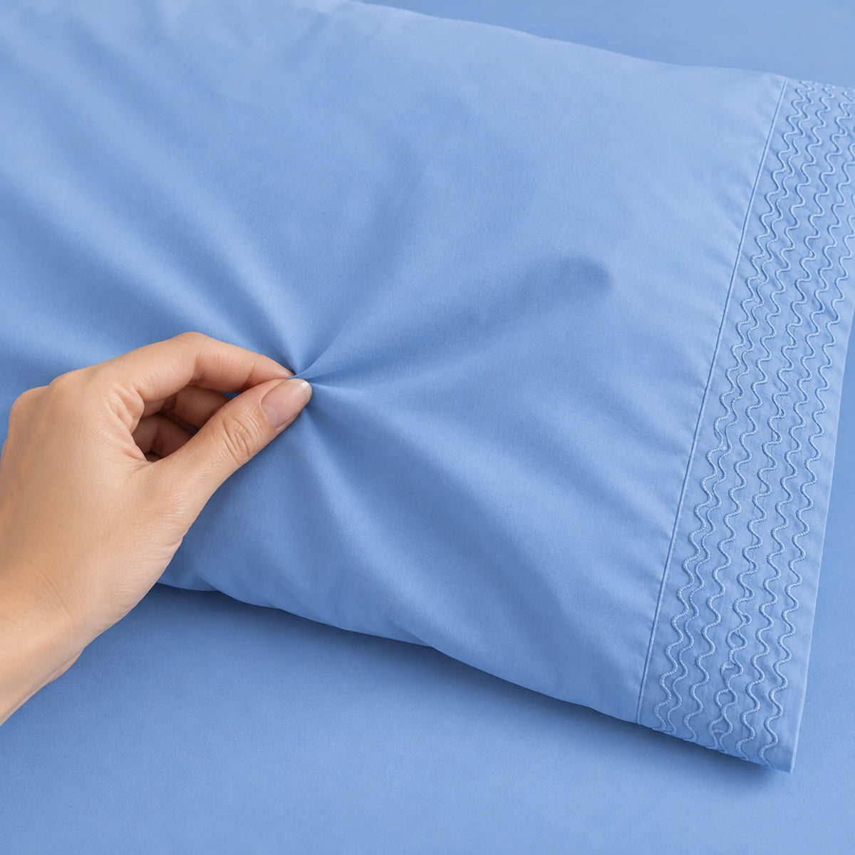 Forro ajustable liso con 2 sobrefundas bordadas, color Celeste – textura de la tela