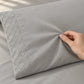 Forro ajustable liso con 2 sobrefundas bordadas, color Gris – textura de la tela