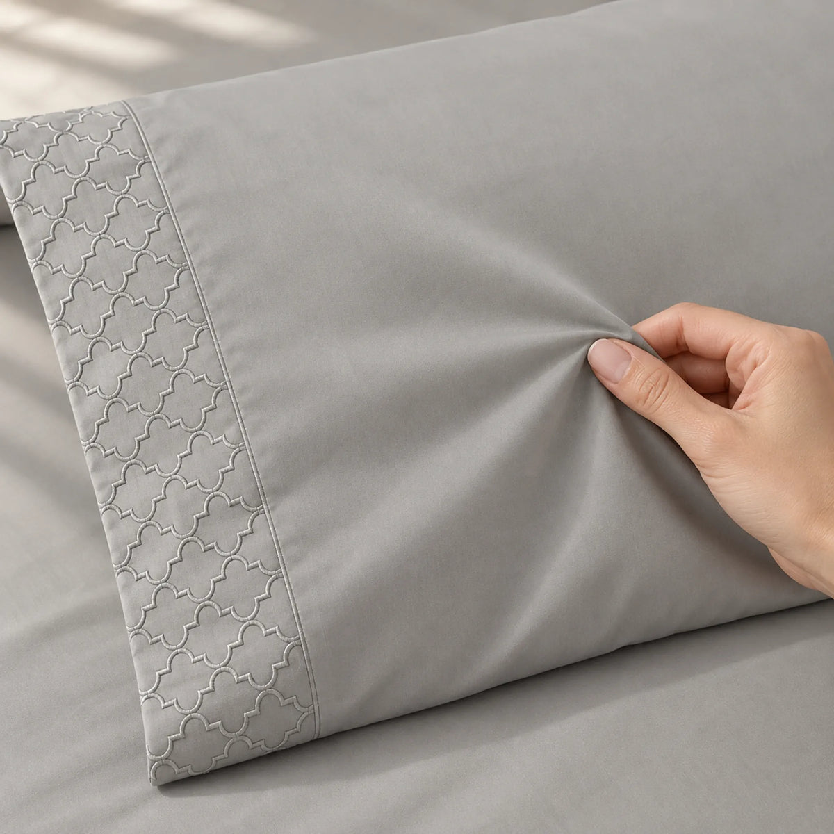 Forro ajustable liso con 2 sobrefundas bordadas, color Gris – textura de la tela