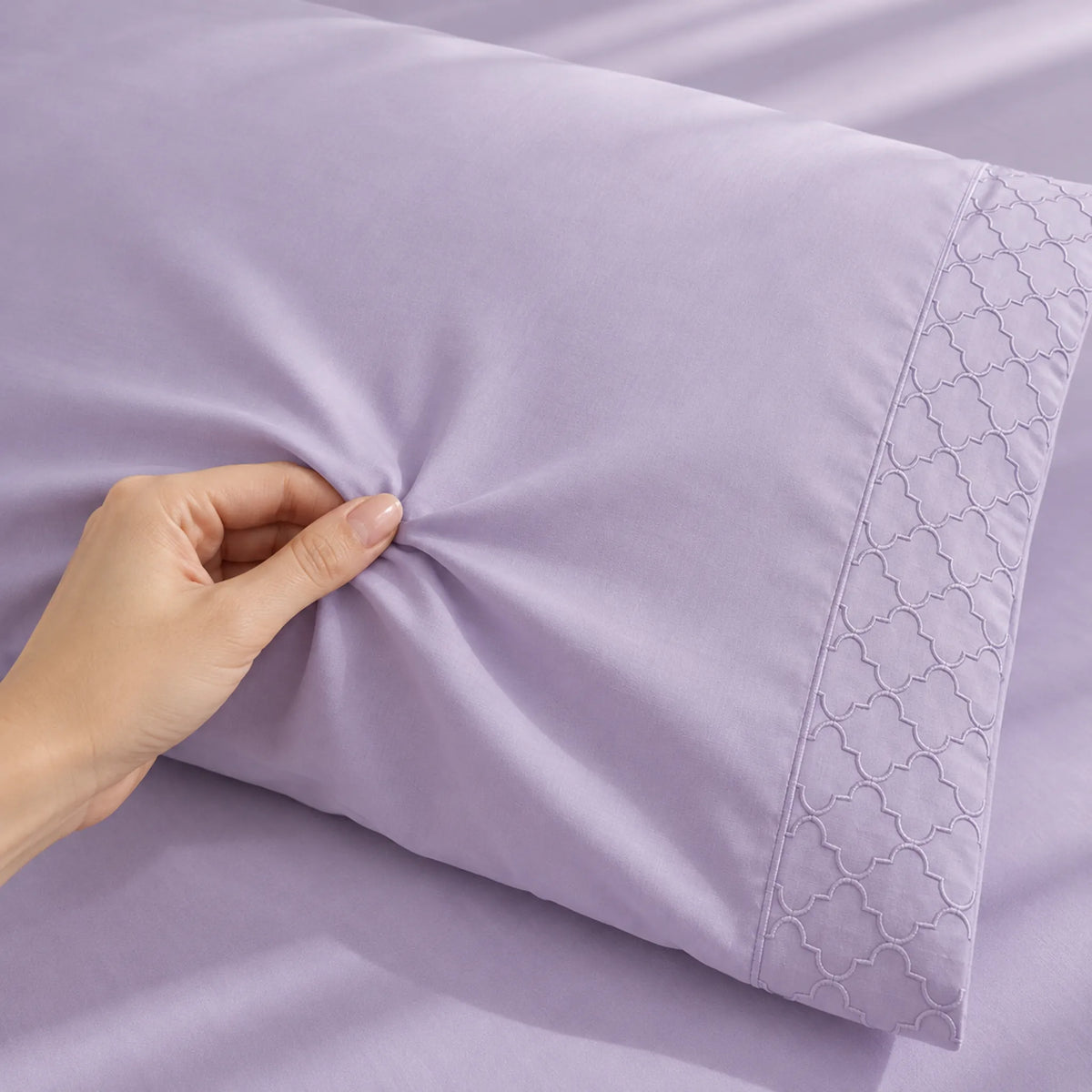 Forro ajustable liso con 2 sobrefundas bordadas, color Lila – textura de la tela