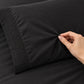 Forro ajustable liso con 2 sobrefundas bordadas, color Negro – textura de la tela