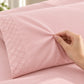 Forro ajustable liso con 2 sobrefundas bordadas, color Rosa Claro – textura de la tela