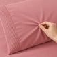 Forro ajustable liso con 2 sobrefundas bordadas, color Rosa Viejo – textura de la tela