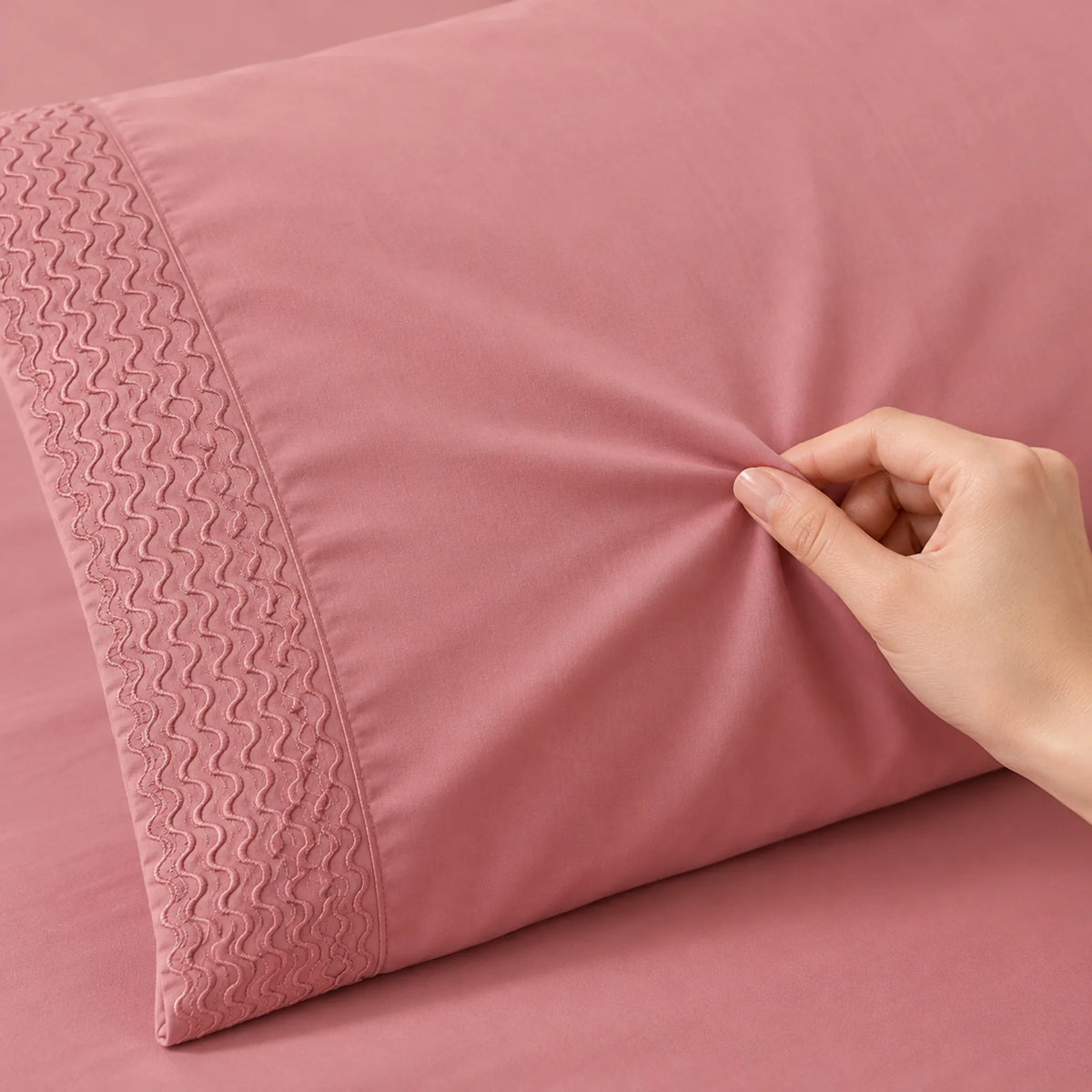 Forro ajustable liso con 2 sobrefundas bordadas, color Rosa Viejo – textura de la tela