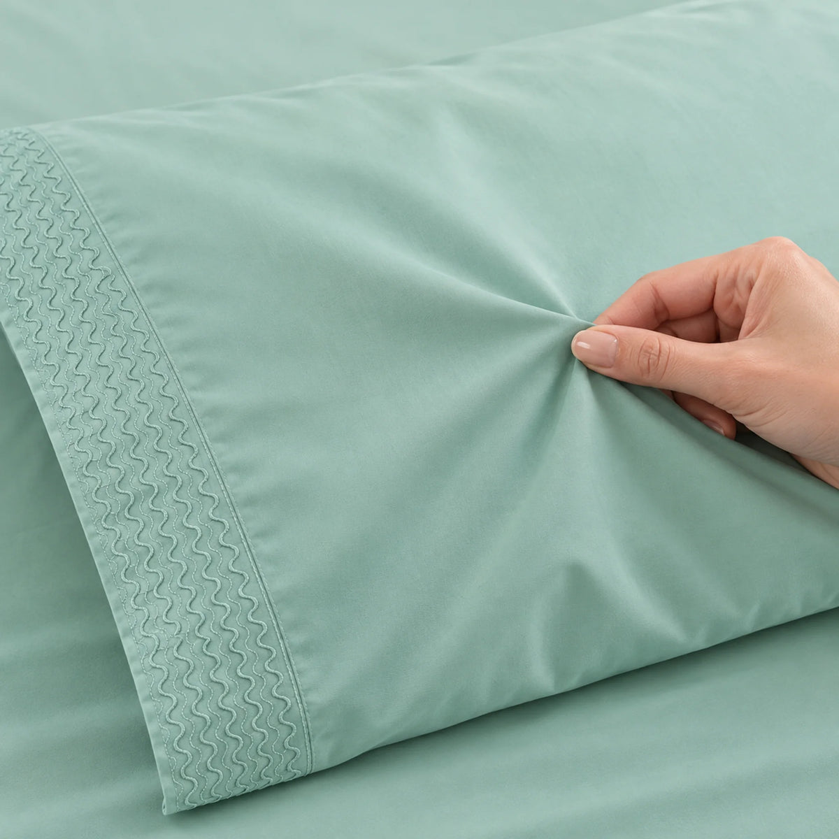 Forro ajustable liso con 2 sobrefundas bordadas, color Verde Menta – textura de la tela