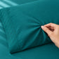 Forro ajustable liso con 2 sobrefundas bordadas, color Verde Petróleo – textura de la tela