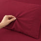 Forro ajustable liso con 2 sobrefundas bordadas, color Vino – textura de la tela