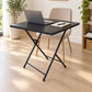 Mesa plegable negra usada como escritorio de home office con laptop