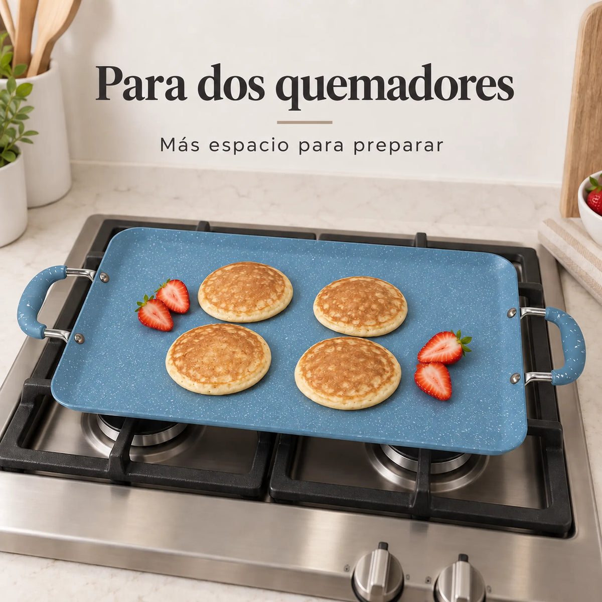 Plancha doble ROCA en uso sobre dos quemadores, color Celeste Marmoleado