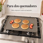 Plancha doble ROCA en uso sobre dos quemadores, color Taupe Marmoleado