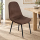 Silla Beneli tapizada en chocolate junto a una mesa de comedor de madera