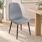Silla Beneli tapizada en gris claro junto a una mesa de comedor