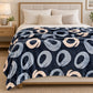Frazada estampada afelpada 200 x 240 cm, diseño Aros Azul Marino – usada como pie de cama