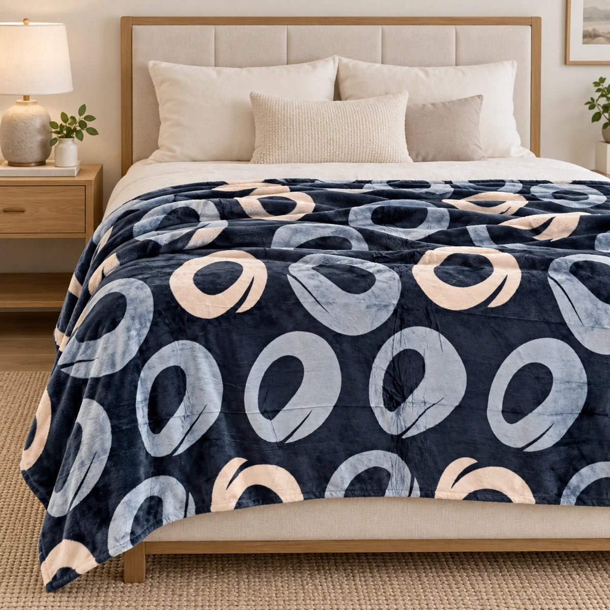 Frazada estampada afelpada 200 x 240 cm, diseño Aros Azul Marino – usada como pie de cama