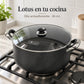 Olla antiadherente Lotus de 36 cm en uso en la cocina