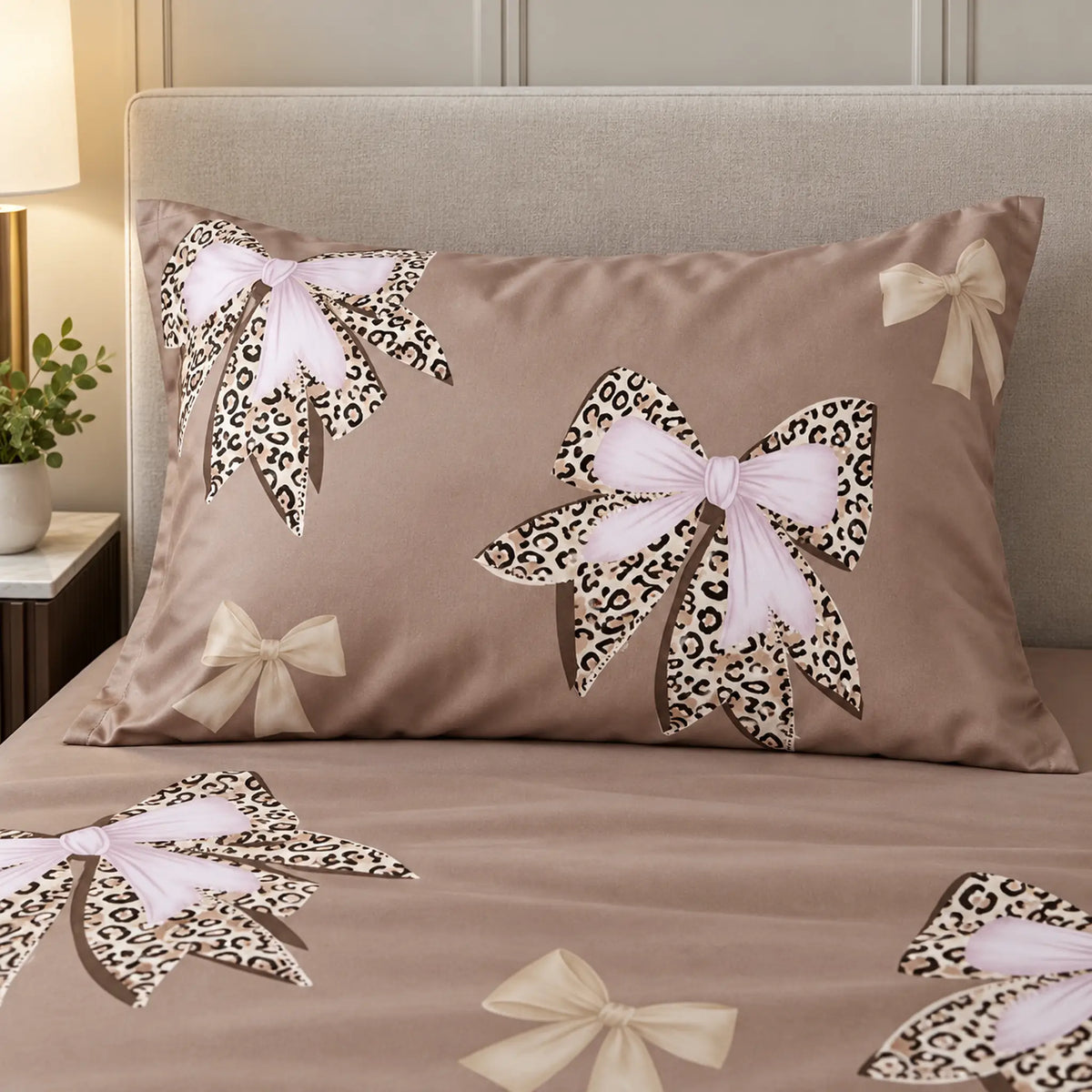 Juego de sábanas semimatrimonial 1.20 m, diseño Lazos Beige Leopardo – detalle de la funda