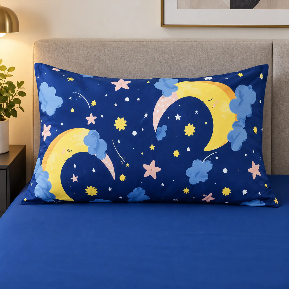 Juego de sábanas semimatrimonial 1.20 m, diseño Lunas y Estrellas Azul Marino – detalle de la funda