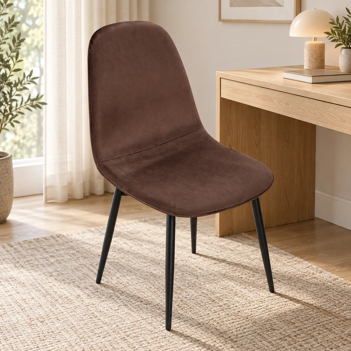 Silla Beneli tapizada en chocolate usada frente a un escritorio en casa