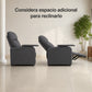 Dos sillones reclinables en gris mostrando el espacio adicional necesario para reclinarlos por completo