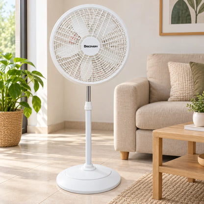 Ventilador de pedestal blanco de 18 pulgadas – en una sala
