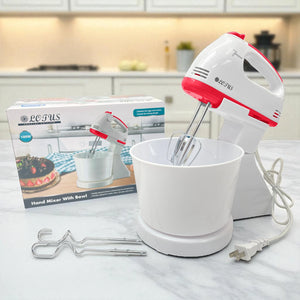 Batidora de mano Lotus LT-565WB blanca con rojo, ensamblada con bowl y caja al fondo, ganchos sobre mesa.