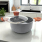 Vista superior con tapa abierta de la olla Dutch Oven Proctor Silex de 3.6 litros, color gris con mangos estilo madera
