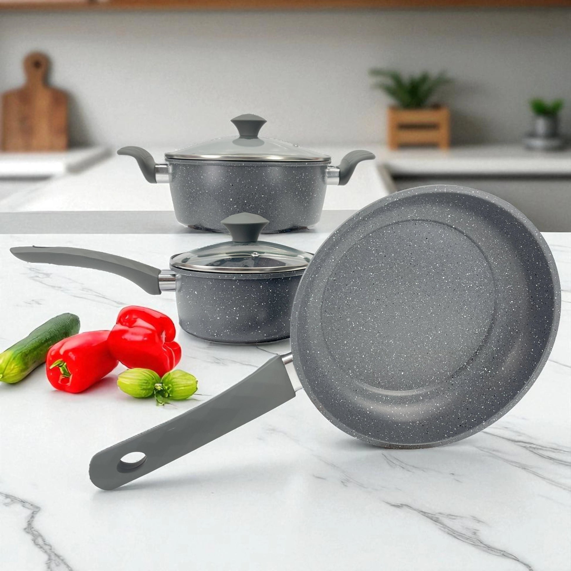 Set de cocina Big Home de 5 piezas en color gris con acabado granito, mostrado en mesa frontal con verduras frescas.